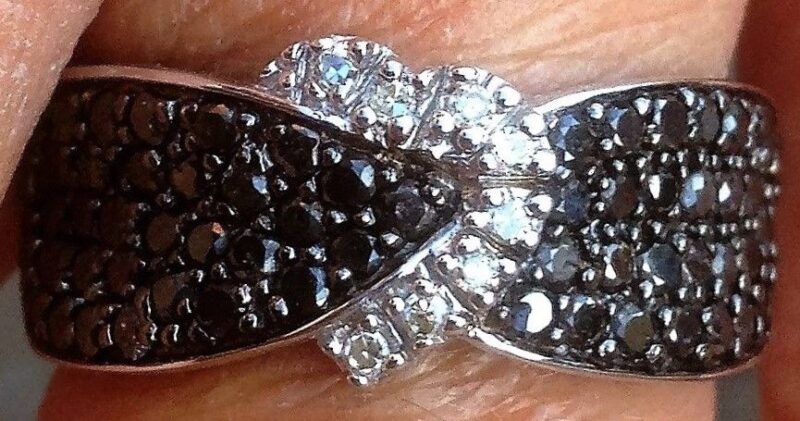Sort Diamant Ring i Hvidguld m. Hvide Diamanter sat som Hjerte.