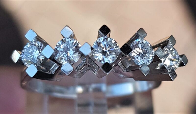 Bedårende Yndig og Elegant 14 Karat Hvidguld Ring i Satineret Design m. 7 Funklende Diamanter på i alt 0,11 Carat Sat Nede i Ringen. Hvidguld : 14 Karat. Diamanter i alt : 7 Stk. Diamanternes Carat i alt : 0,11 Carat. Diamanternes Kvalitet : SI1 – 2. Diamanternes Farve : G – H Top Wesselton. Ringens Bredde : Knap 3 mm. Ringens Vægt : 2,7 g. Ringens Str. : 51,2
