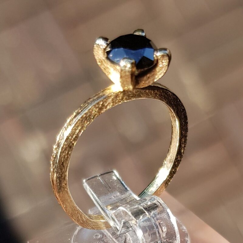 0,75 carat sort diamant ring