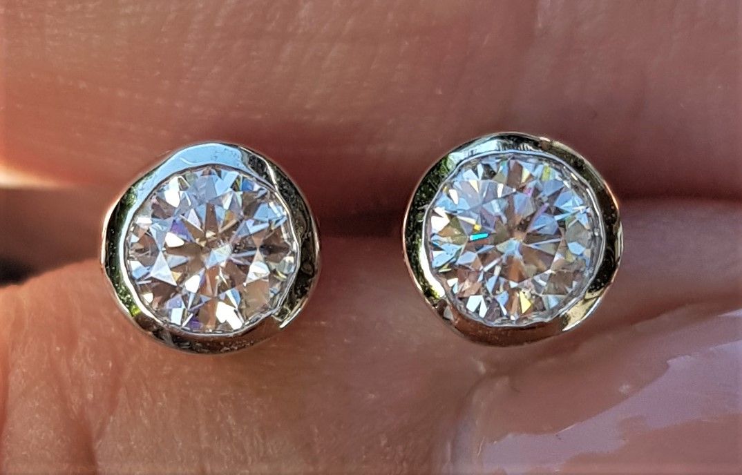 1,0 carat slebet secondhand diamant solitaire øreringe på 1,9 g. i VVS kvalitet Wesselton farve sat i 14 karat kraftig hvidguld.
