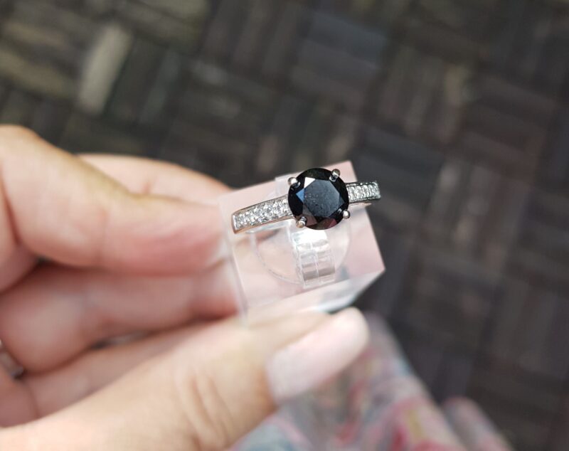 1,50 carat sort diamant ring m. hvide diamanter