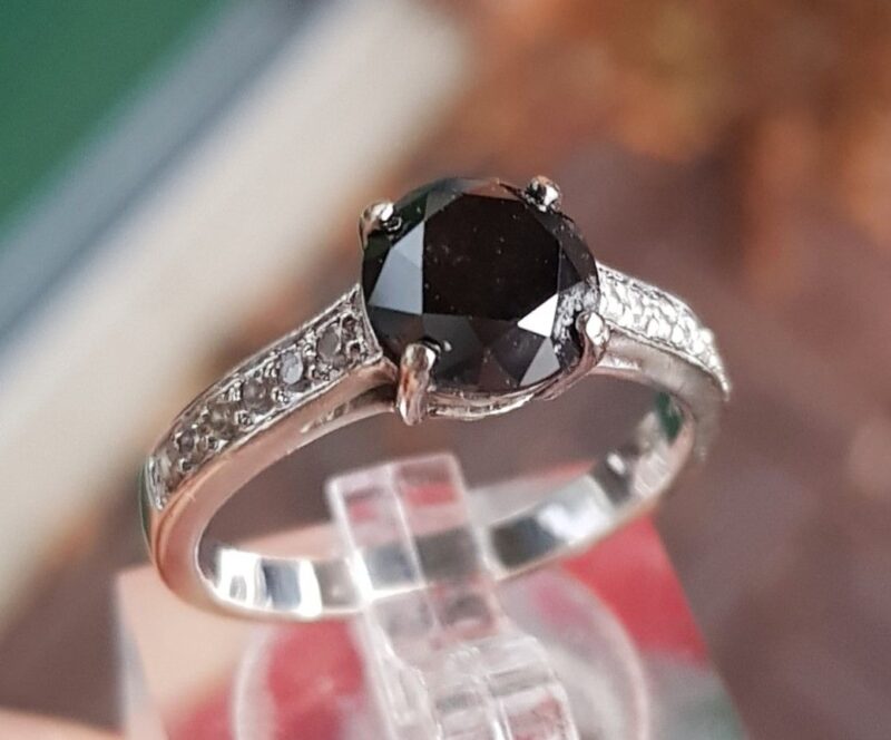 1,50 carat sort diamant ring m. hvide diamanter dec