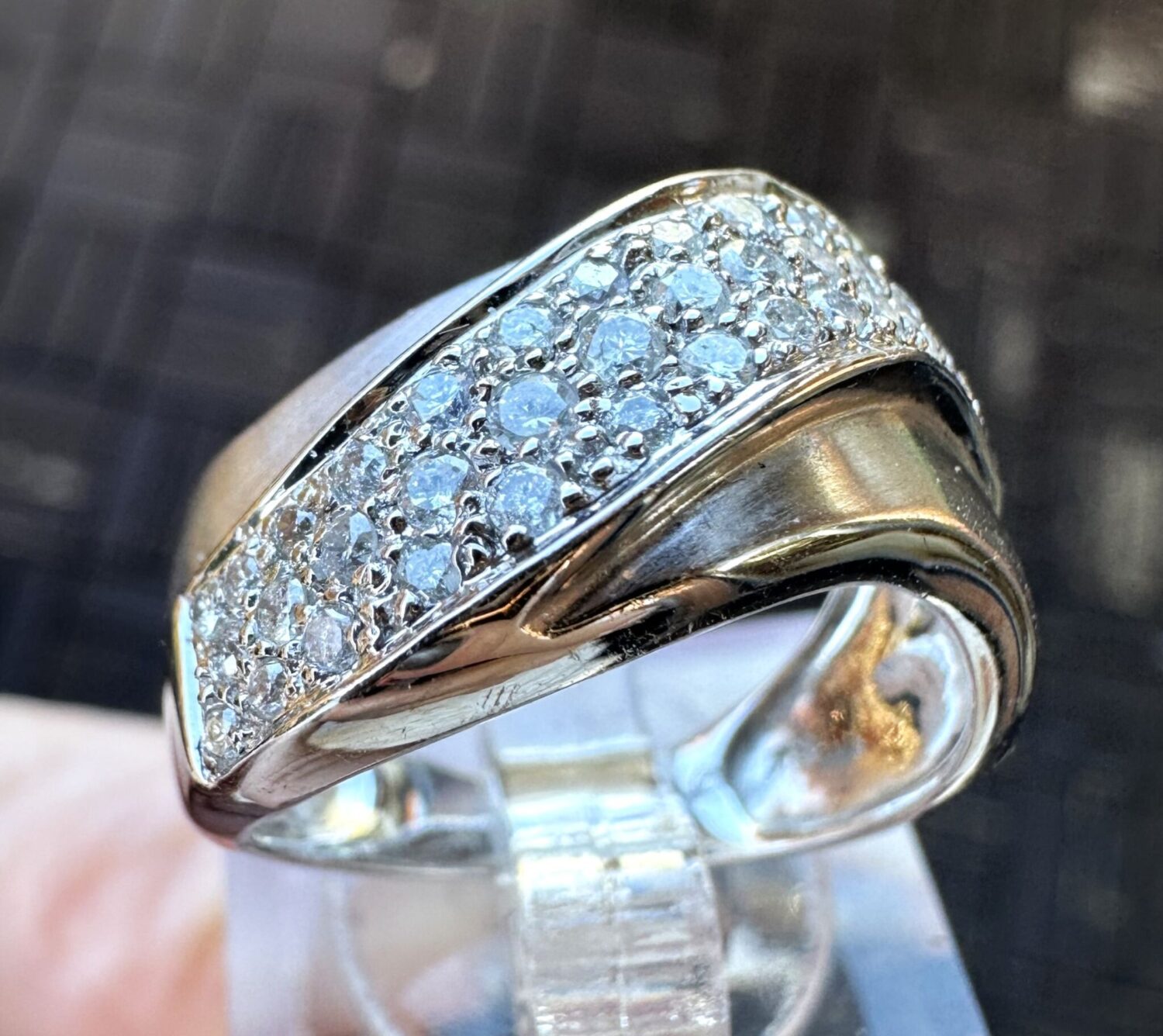 18 karat bred svungen ring m. diamanter