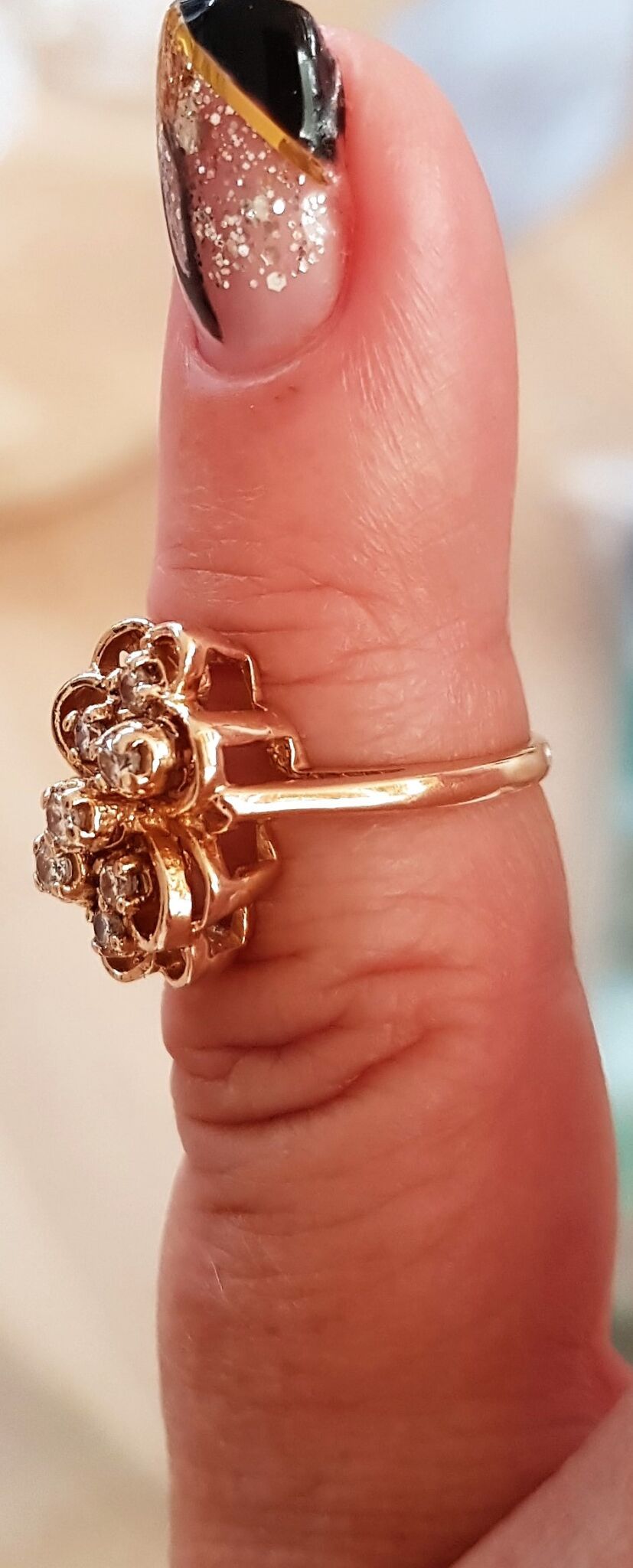 Ring i Antik Design i 14 Karat Guld m. i alt 0,75 Carat Diamanter.