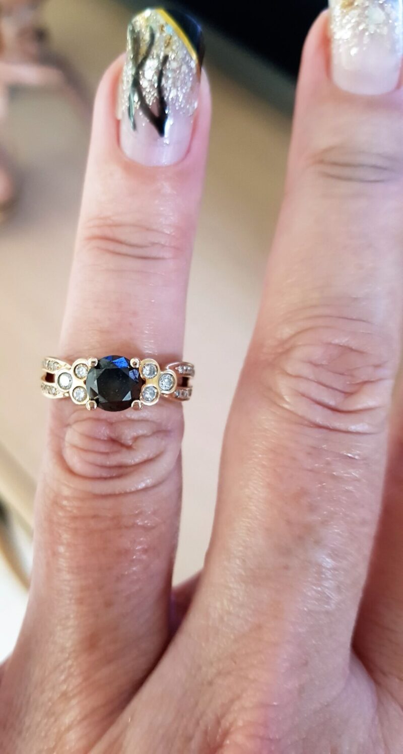 Sort Diamant Ring, Total 2,07 carat Sat i 14 Karat Guld.