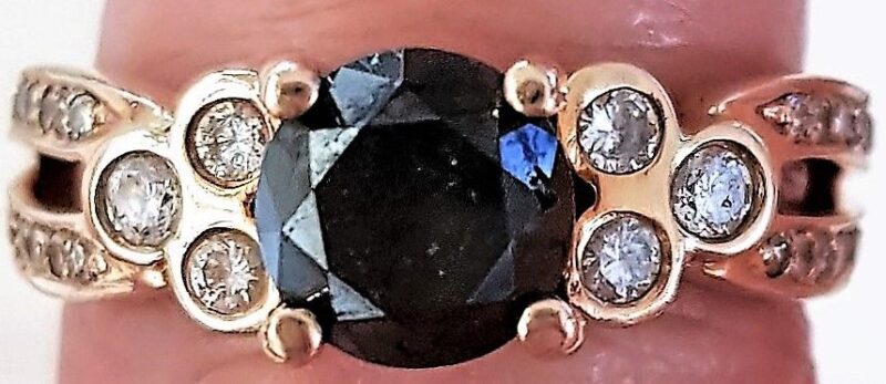 Sort Diamant Ring, Total 2,07 carat Sat i 14 Karat Guld.