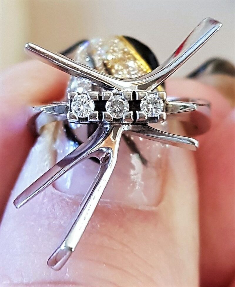 Unika Ring med 3 Brilliant slebet Diamanter i 14 Karat Hvidguld.