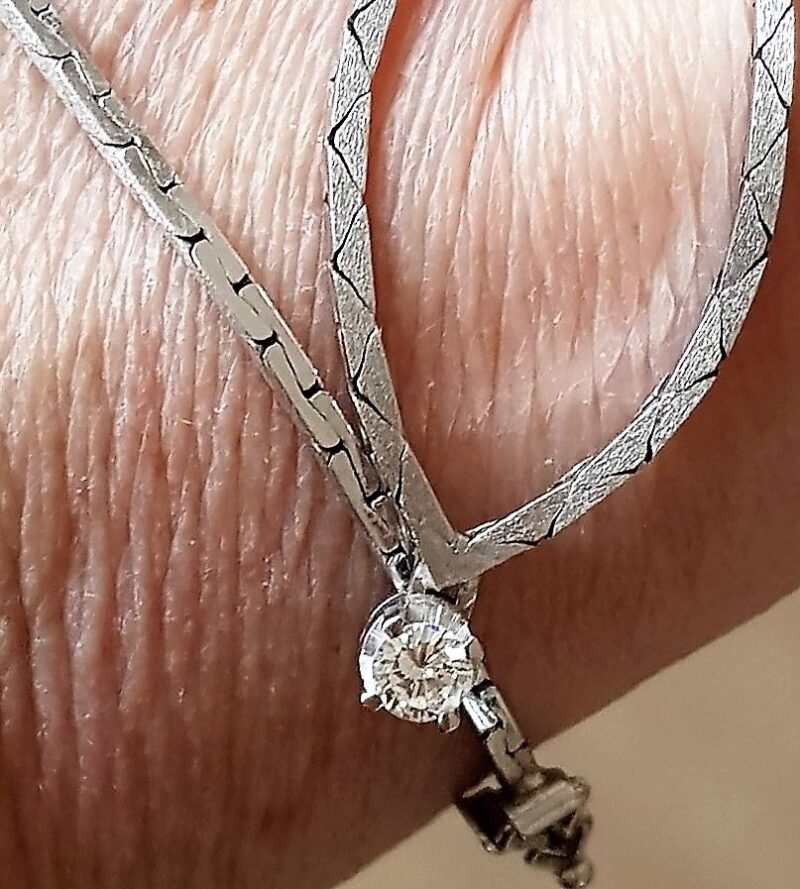 Diamant Halskæde i Dansk Design m. 0,19 carat Solitaire Diamant sat i 14 Karat Hvidguld.