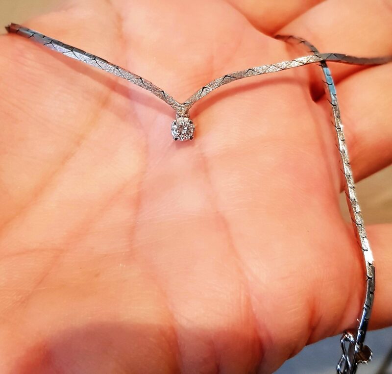 Diamant Halskæde i Dansk Design m. 0,19 carat Solitaire Diamant sat i 14 Karat Hvidguld.