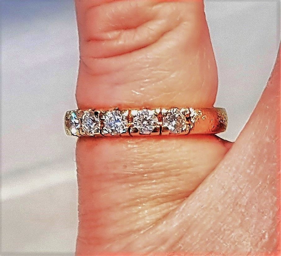 Scrouples Alliance Ring m. i alt 0,55 carat Diamanter
