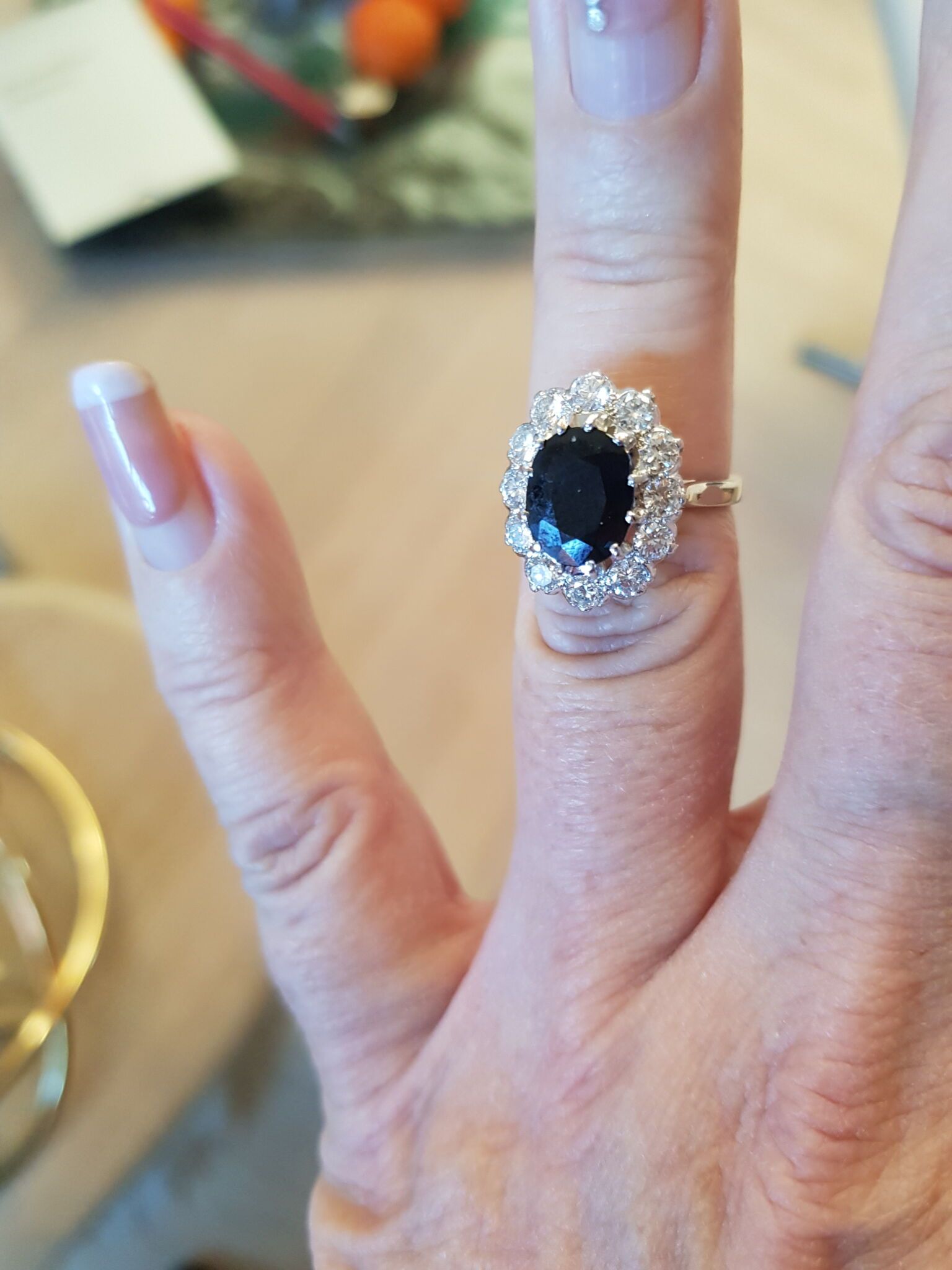 Prinsesse Diana Diamant Roset Hand Ring i 18 Karat Hvidguld m. Oval Blå Safir på 2,40 carat samt i alt 1,20 carat Diamanter.