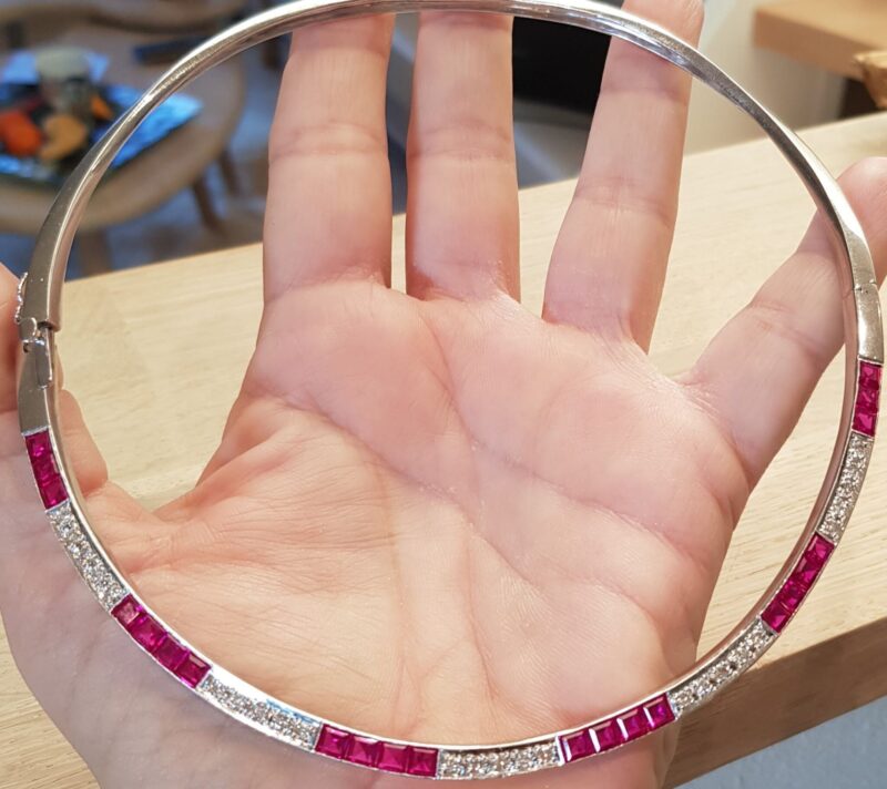 Fast Hals Ring på 40,5 g. i 14 Karat Hvidguld med i alt 1,0 carat Diamanter og Lab. Created Rubiner.