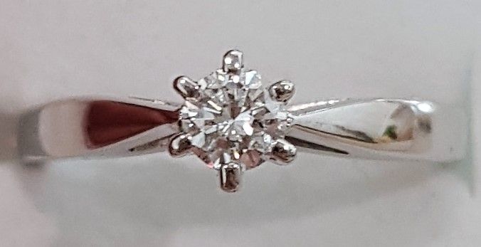 Gifa Solitaire Diamant Ring m. 0,15 carat sat i Hvidguld.