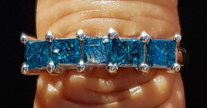 Blå Diamant Ring i 14 Karat Hvidguld m. Prinsesse Cut Diamanter på i alt 1,50 carat.
