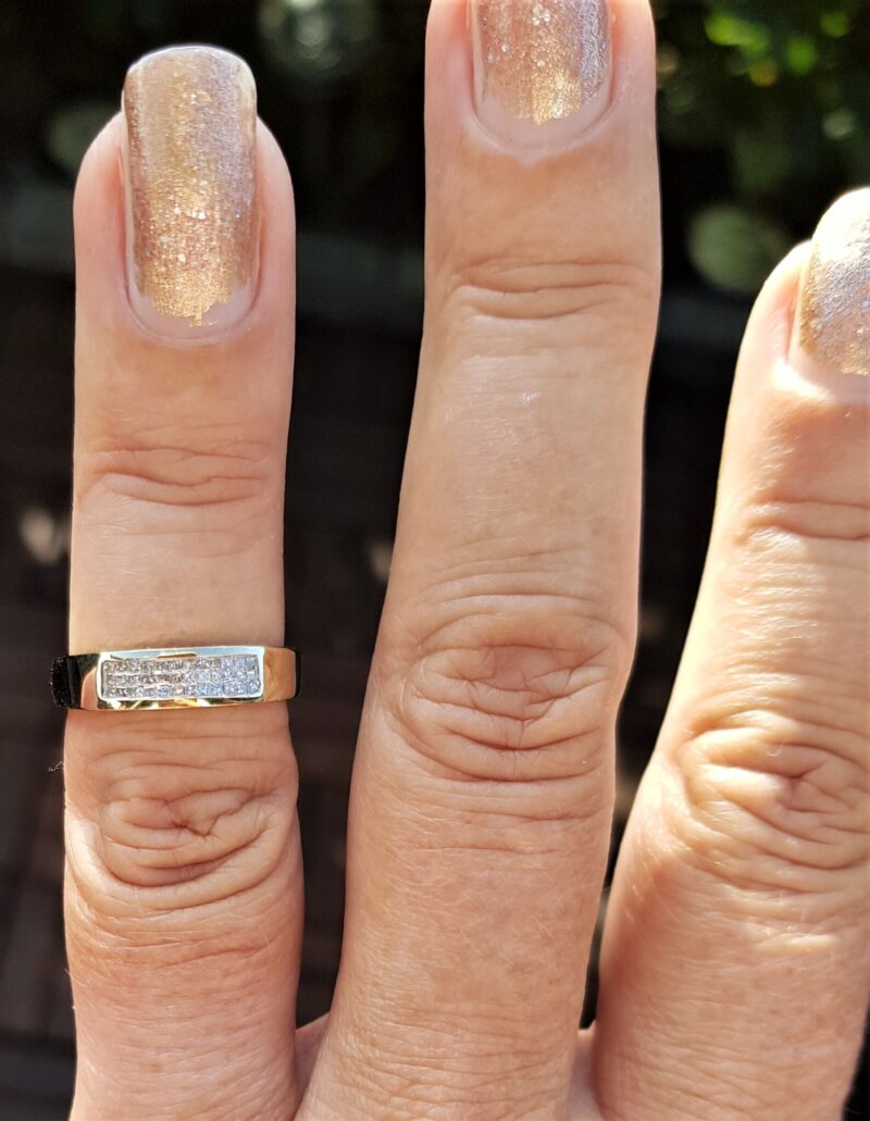 Guld Ring m. Prinsesse Cut Diamanter.