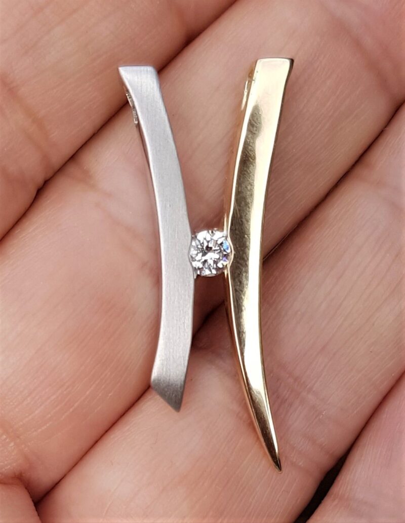Håndlavet 14 Karat Guld og Hvidguld Vedhæng m. 0.25 carat Diamant.