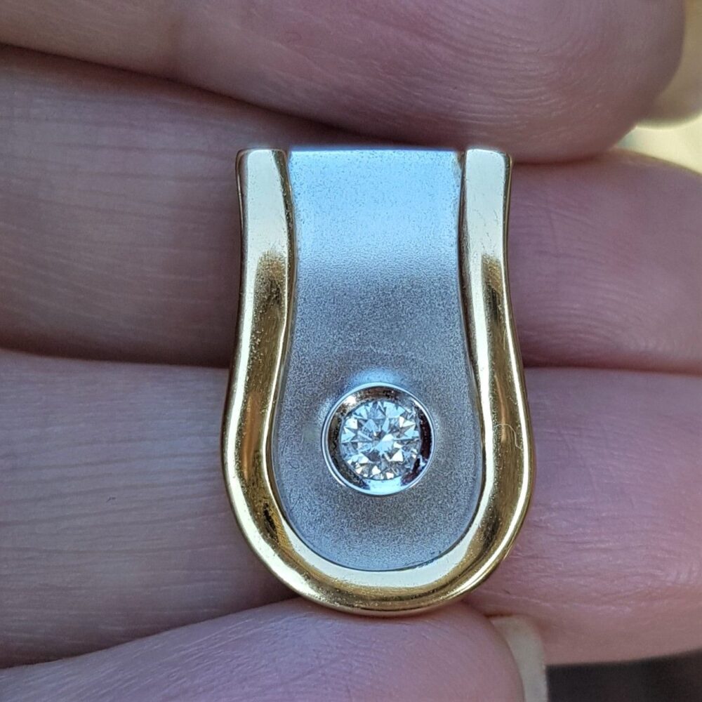 Oplukkeligt 18 Karat Hvidguld/ Vedhæng m. 0,20 carat Diamant.