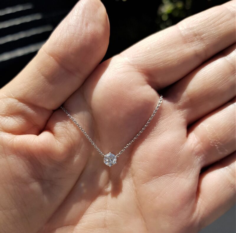 Svævende Solitaire Diamant på 0,50 carat sat i Fast Kæde i 18 Karat Hvidguld.