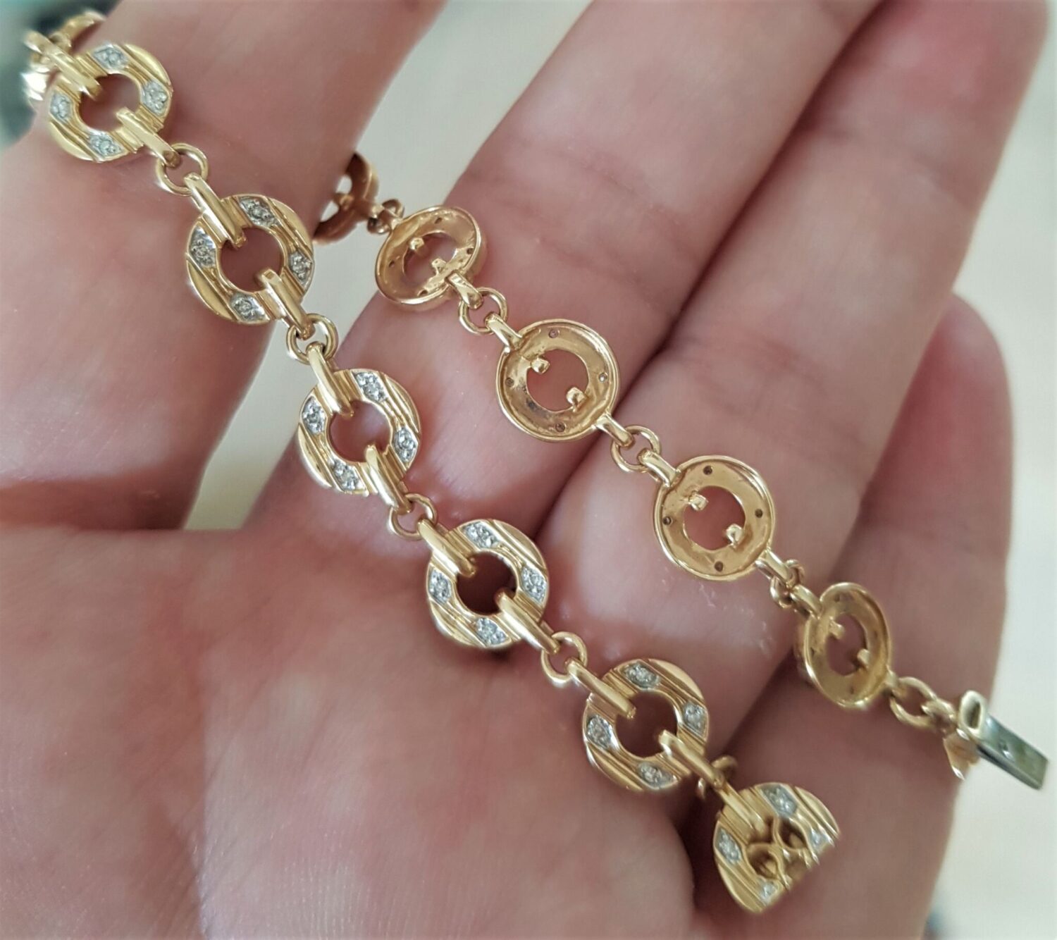 Armlænke i Moderne Design 14 Karat Guld m. i alt 0,25 carat Diamanter.