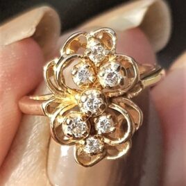 Ring i Antik Design i 14 Karat Guld m. i alt 0,75 Carat Diamanter.