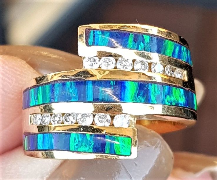 Blå/Grøn Opal Ring m. Diamanter i 14 Karat Guld.