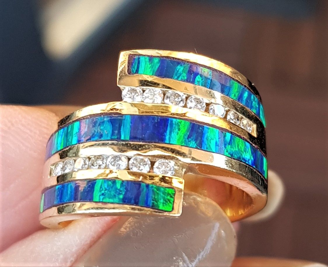 Blå/Grøn Opal Ring m. Diamanter i 14 Karat Guld.