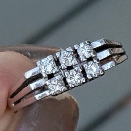 Antik Design Ring i 14 Karat Hvidguld m. Diamanter.