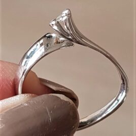 Kronprinsesse Ring i 14 Karat Hvidguld m. 0,10 carat Solitaire Diamant.