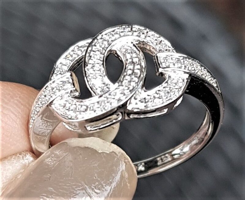 Diamant Ring i 14 Karat Hvidguld i Chanel Lign. Design.
