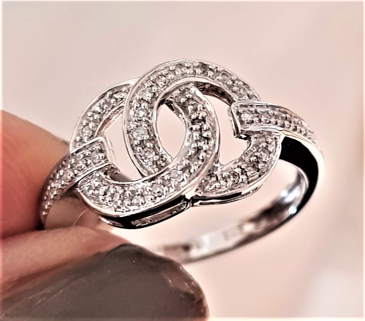 Chanel Lign. Ring m. Cirkler m i alt 0,15 carat Diamanter sat i 14 Karat Hvidguld.