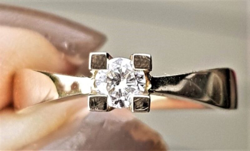 Svævende Diamant Ring m. 0,10 carat sat i 18 Karat Guld