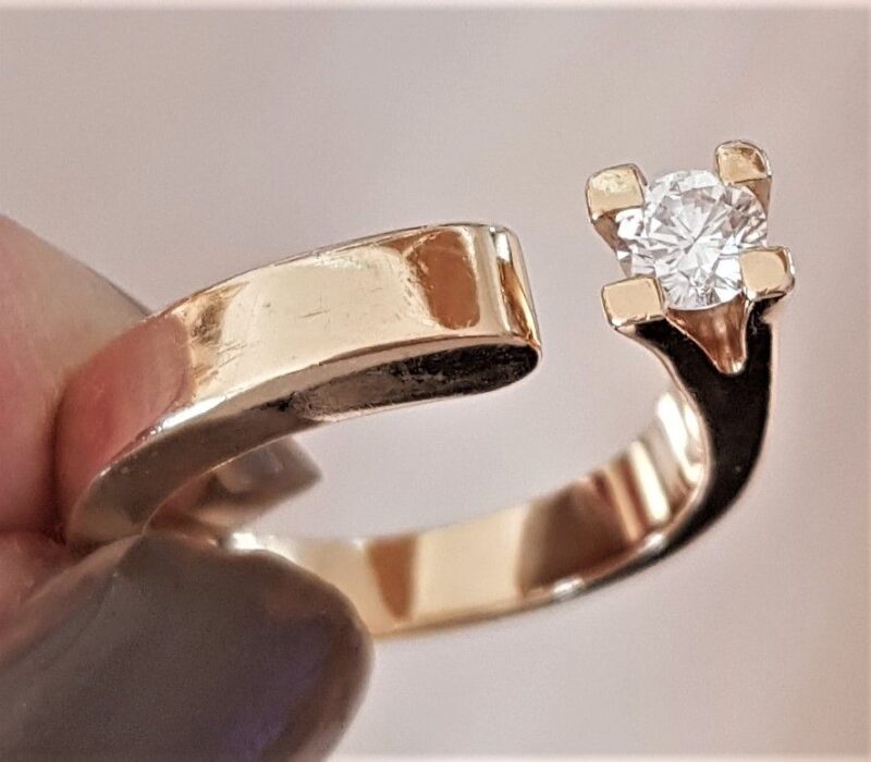 Kronprinsesse Ring i 14 Karat Guld m. 0,30 carat Solitaire Diamant.