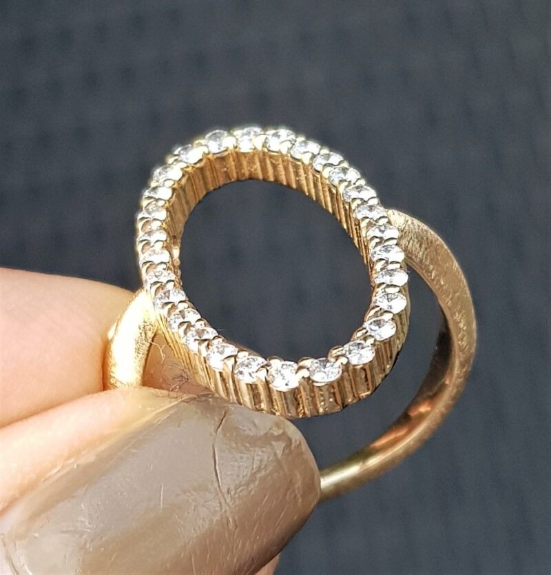 Håndlavet 14 Karat Cirkel/Eternity Unika Ring m. i alt 0,61 carat Diamanter.