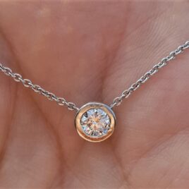 Svævende Solitaire Diamant på 0,60 carat sat i 14 Karat Fast Hvidguld Halskæde.