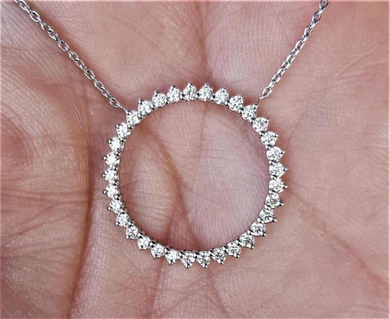 Cirkel/Eternity Vedhæng i 14 Karat Hvidguld m. i alt 1,0 carat Diamanter.