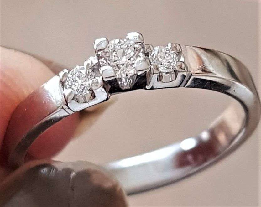 Arena bibliotekar antage Nuran Diamant Ring m. 3 Diamanter på i alt 0,16 carat i 14 Karat Hvidguld.