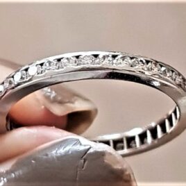 Eternity Diamant Ring m. Total 0,50 carat sat i 18 Karat Hvidguld.