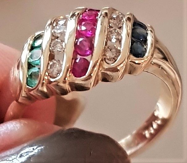 Safir/Rubin, Smaragd/Diamant Ring i Guld.
