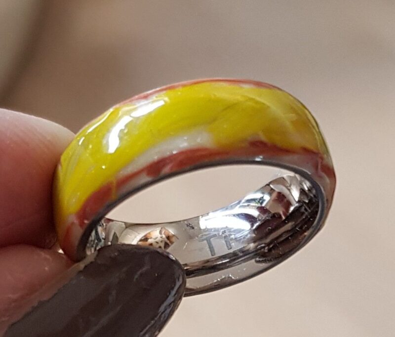 Titanium Ring i Moderne Design m. Farvet Emalje