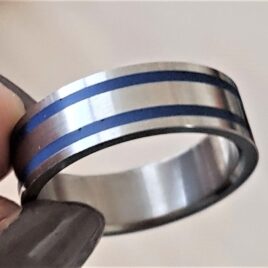 Titanium Ring i Moderne Design m. Blå Striber.
