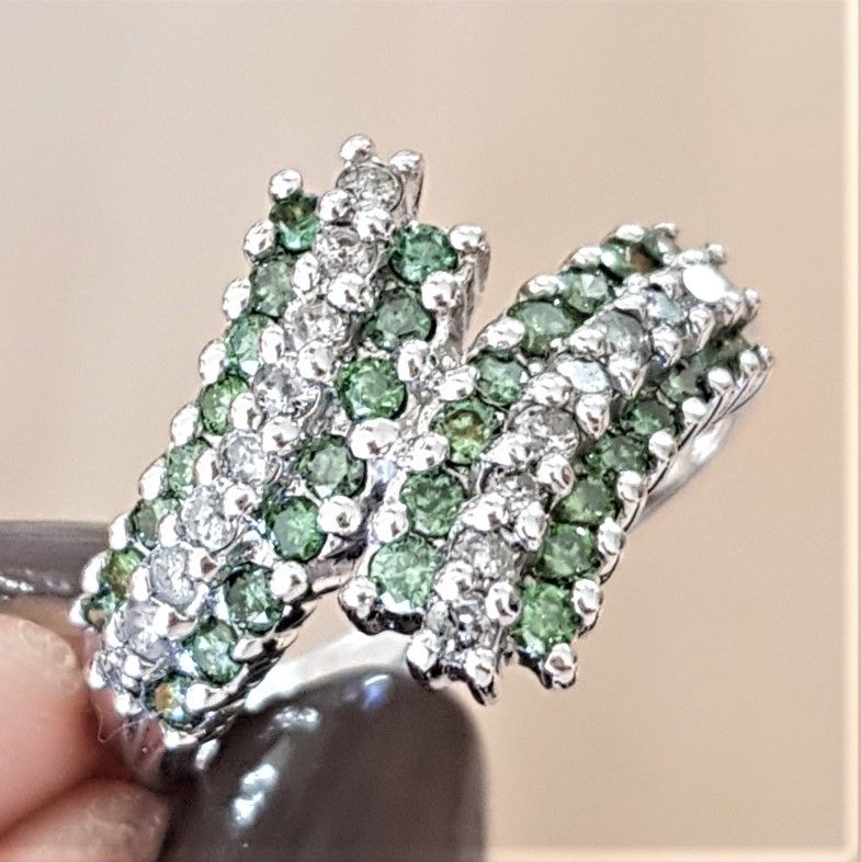 Diamant Ring m. Grønne og Hvide Diamanter.