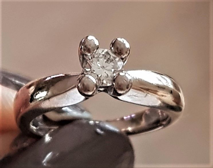Seiersbøl Solitaire Diamant Ring i 14 Karat Hvidguld m. 0,30 carat Diamant.