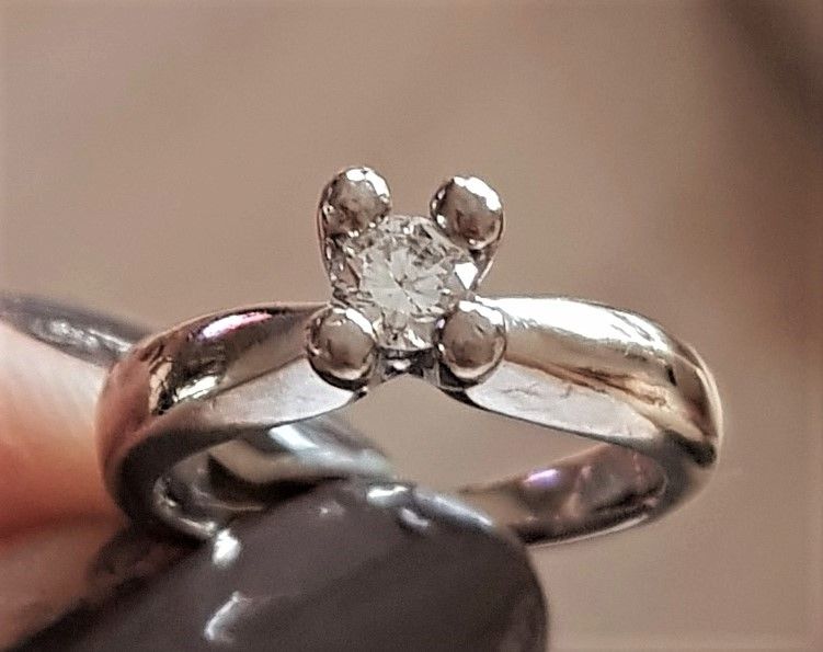 Seiersbøl Solitaire Diamant Ring i 14 Karat Hvidguld m. 0,30 carat Diamant.