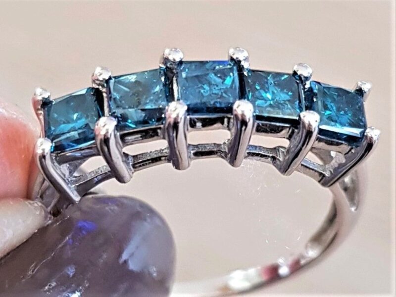 Blå Diamant Ring i 14 Karat Hvidguld m. Prinsesse Cut Diamanter på i alt 1,50 carat.