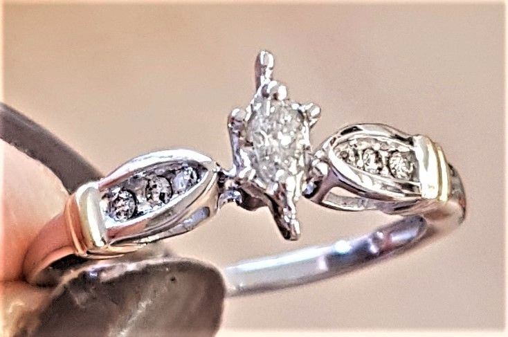 Diamant Ring i Hvidguld/Guld m. Marquise Slebet Diamant.
