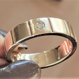 Håndlavet Satineret Herre Ring i Guld m. 0,05 carat Diamant.