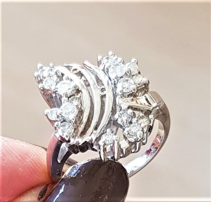 Diamant Ring m. Total 0,75 carat Sat i 14 Karat Hvidguld.
