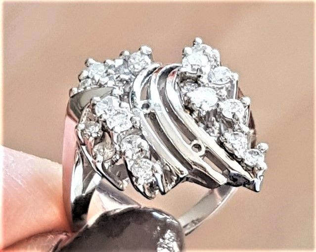 Diamant Ring m. Total 0,75 carat Sat i 14 Karat Hvidguld.