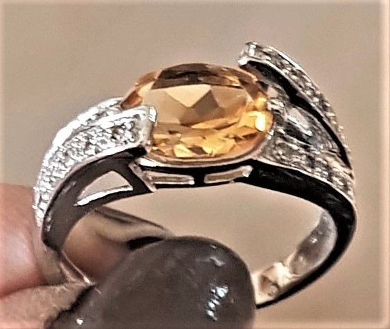 Gylden Citrine/Diamant Ring i Hvidguld.