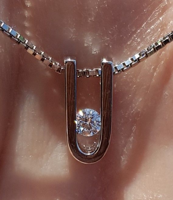 Præfiks Meyella Individualitet Toftegaard Diamant Vedhæng i U Design m. Svævende Solitaire Diamant på 0,12  carat sat i 14 Karat Hvidguld.